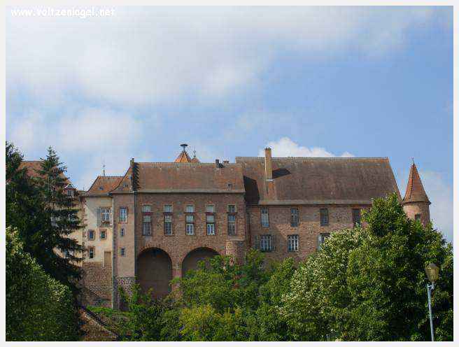 Château des Rohan dominant le canal de la Marne au Rhin à Saverne