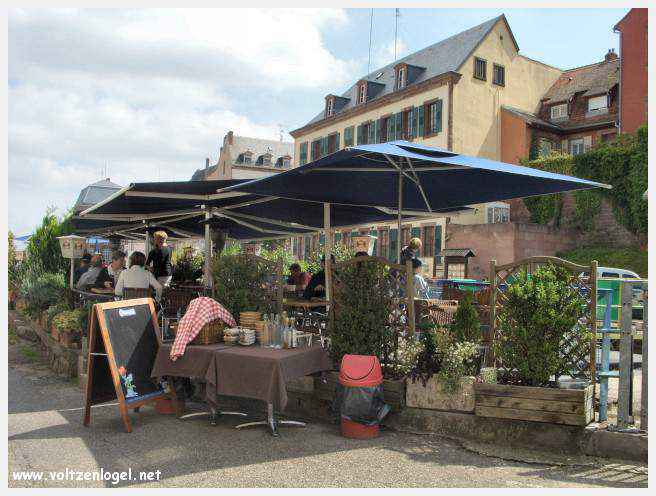Château des Rohan dominant le canal de la Marne au Rhin à Saverne