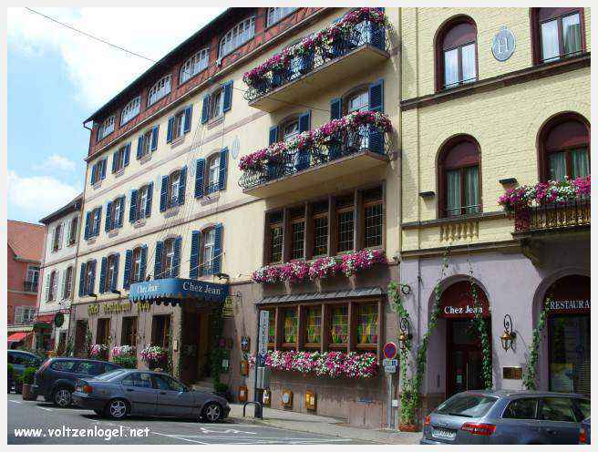 Château des Rohan dominant le canal de la Marne au Rhin à Saverne