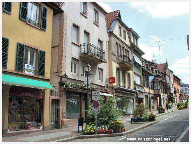Château des Rohan dominant le canal de la Marne au Rhin à Saverne