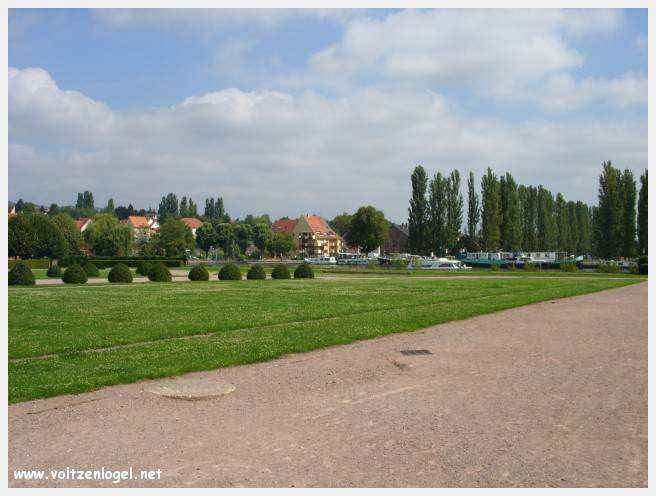 Château des Rohan dominant le canal de la Marne au Rhin à Saverne