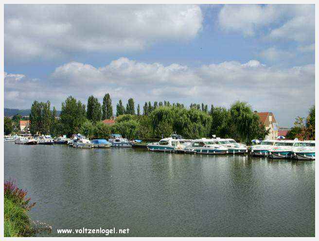 Château des Rohan dominant le canal de la Marne au Rhin à Saverne