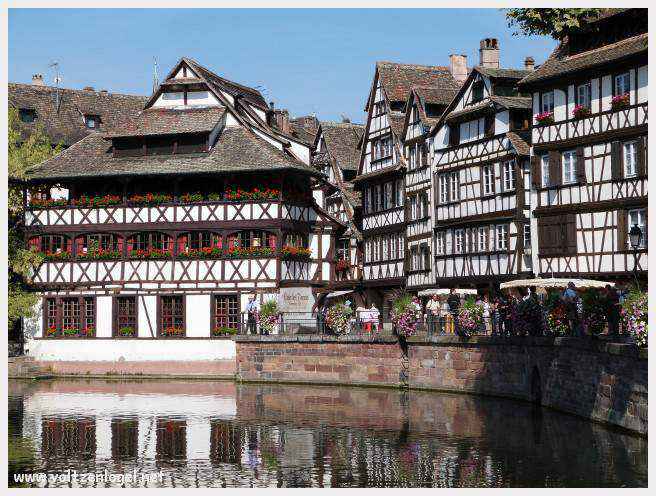 La place Benjamin-Zix de Strasbourg ; Le quartier de la Petite France