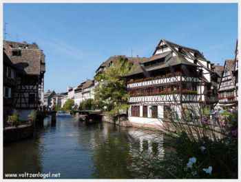 A Strasbourg le pont tournant qui laisse passer en alternance piétons et bateaux