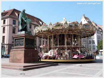 Le carrousel de la place Gutenberg à Strasbourg en Alsace
