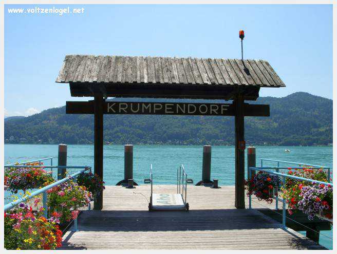 Vue panoramique du lac de Wörth à Krumpendorf, Carinthie, Autriche