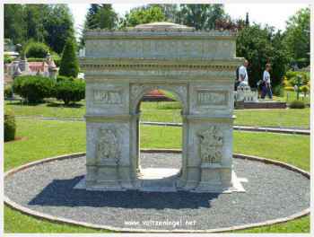 Klagenfurt Monuments Miniatures. L'Arc de Triomphe avenue des Champs-Elysées à Paris en France