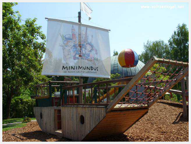 Klagenfurt Monuments Miniatures. Le bateau pirates de Minimundus au lac de Woerth