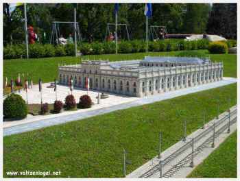 Klagenfurt Monuments Miniatures. Le Palais de la Monnaie à Santiago du Chili