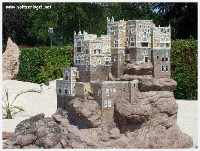 Klagenfurt Monuments Miniatures. Le Palais du Rocher à Wadi Dhar au Yémen