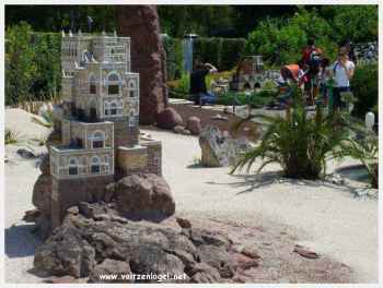 Klagenfurt Monuments Miniatures. Le Palais du Rocher à Wadi Dhar au Yémen