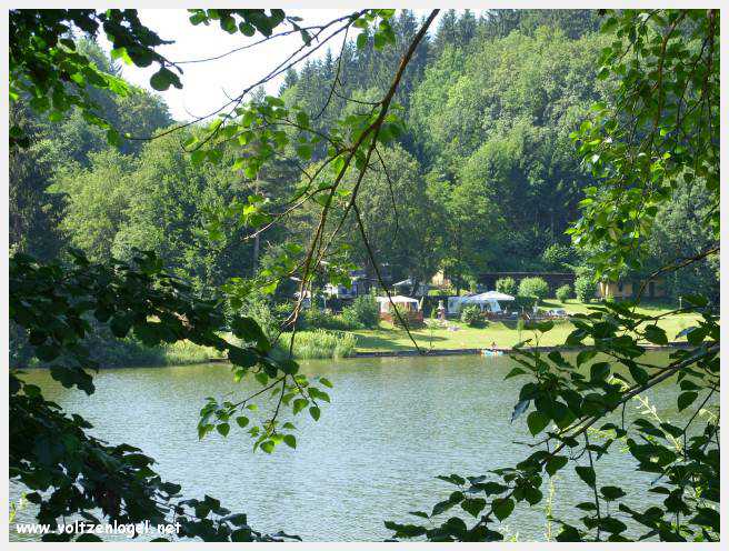 Château de Moosburg illuminé près du lac - destination autrichienne captivante