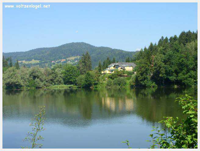 Château de Moosburg illuminé près du lac - destination autrichienne captivante