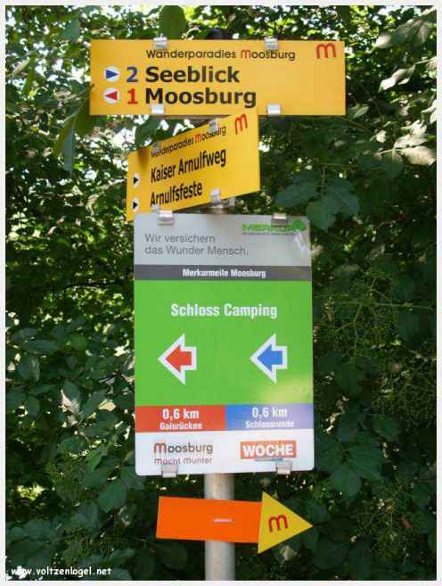 Château de Moosburg illuminé près du lac - destination autrichienne captivante