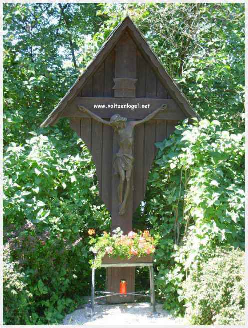 Château de Moosburg illuminé près du lac - destination autrichienne captivante