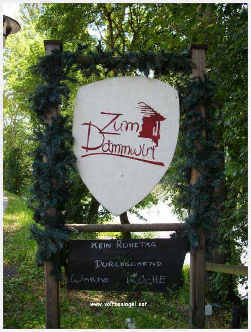 Château de Moosburg illuminé près du lac - destination autrichienne captivante