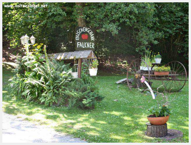 Château de Moosburg illuminé près du lac - destination autrichienne captivante