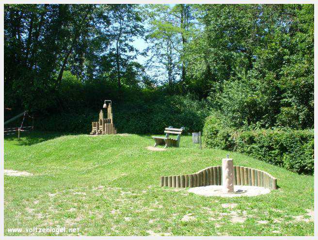 Château de Moosburg illuminé près du lac - destination autrichienne captivante