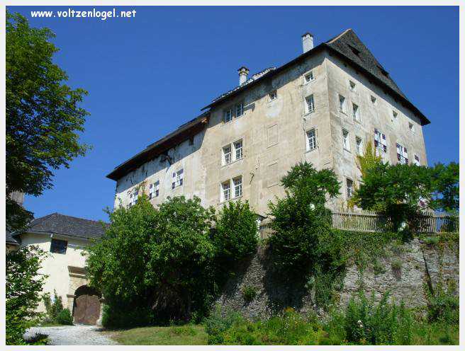 Château de Moosburg illuminé près du lac - destination autrichienne captivante