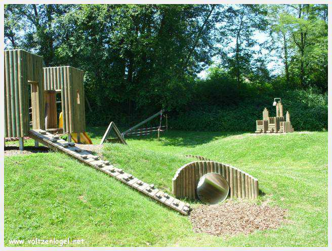 Château de Moosburg illuminé près du lac - destination autrichienne captivante