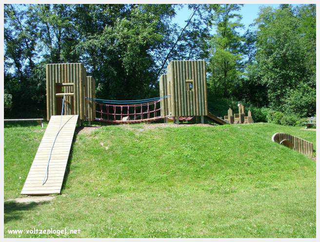 Château de Moosburg illuminé près du lac - destination autrichienne captivante