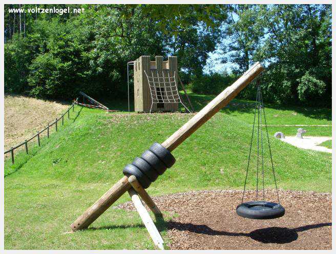 Château de Moosburg illuminé près du lac - destination autrichienne captivante