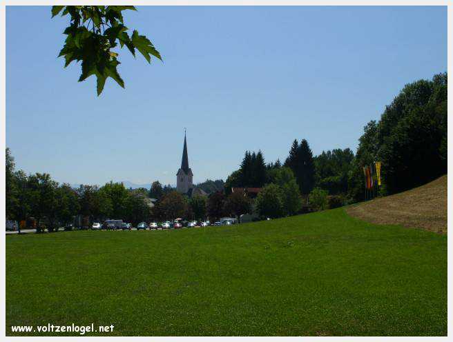 Château de Moosburg illuminé près du lac - destination autrichienne captivante