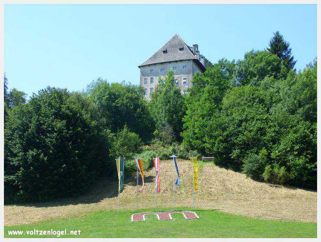 Château de Moosburg illuminé près du lac - destination autrichienne captivante