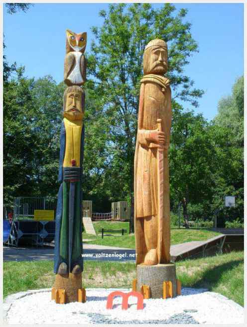 Château de Moosburg illuminé près du lac - destination autrichienne captivante