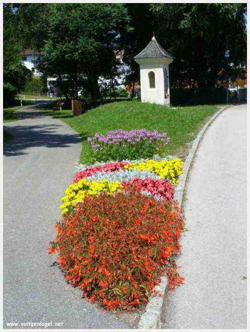 Château de Moosburg illuminé près du lac - destination autrichienne captivante
