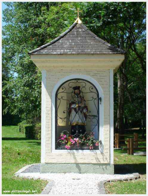 Château de Moosburg illuminé près du lac - destination autrichienne captivante