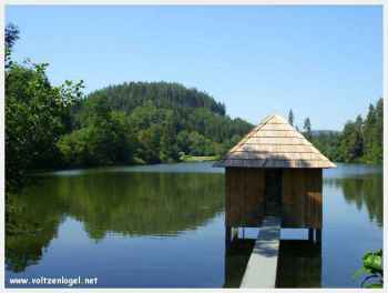 Moosburg en Carinthie, balade autour du lac, le lac entouré de montagnes