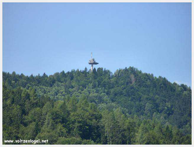Tour d'observation surplombant le Wörthersee, symbole de l'aventure en Carinthie