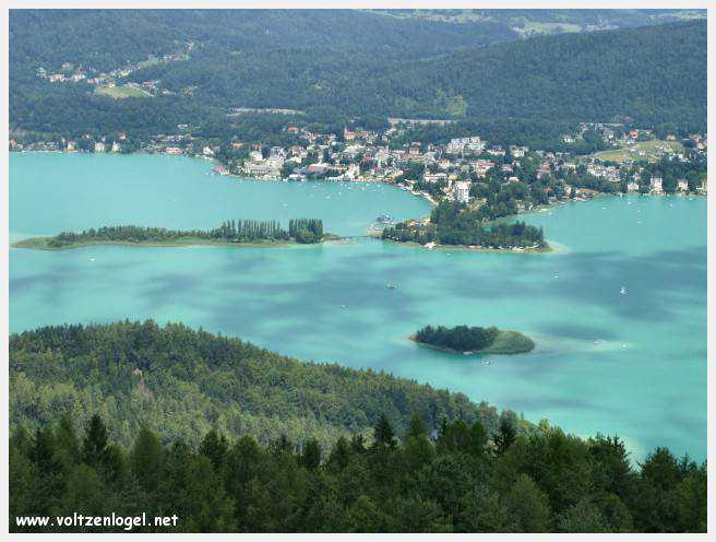 Vue panoramique sur le lac Woerth depuis la tour Pyramidenkogel, Carinthie.