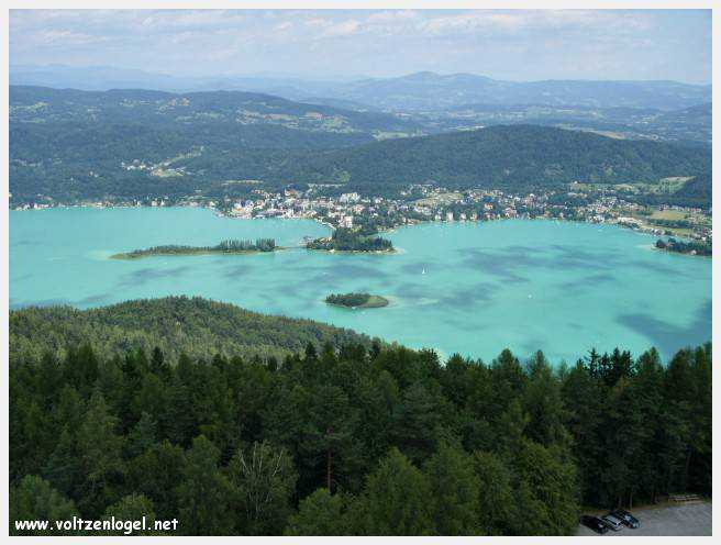 Vue panoramique sur le lac Woerth depuis la tour Pyramidenkogel, Carinthie.