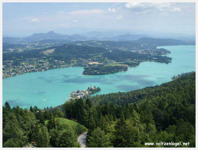 Vue panoramique sur le lac Woerth depuis la tour Pyramidenkogel, Carinthie.
