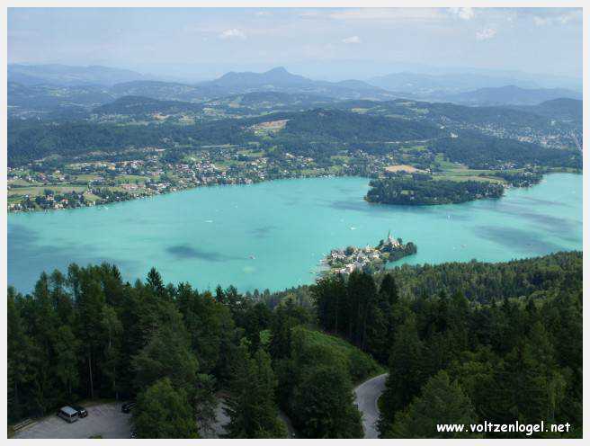 Vue panoramique sur le lac Woerth depuis la tour Pyramidenkogel, Carinthie.