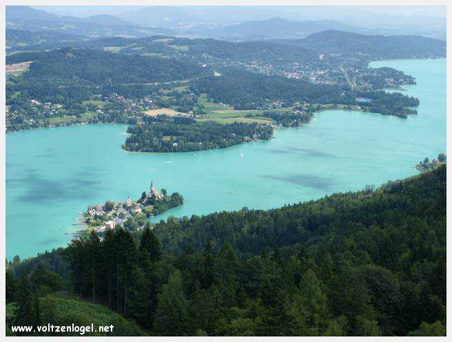 Vue panoramique sur le lac Woerth depuis la tour Pyramidenkogel, Carinthie.