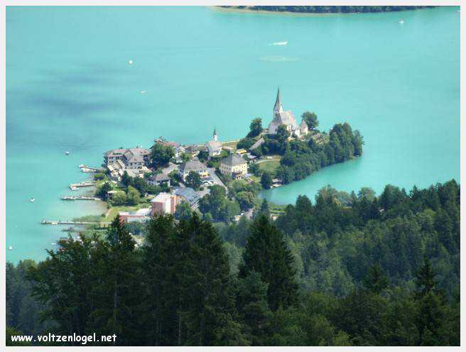 Vue panoramique sur le lac Woerth depuis la tour Pyramidenkogel, Carinthie.