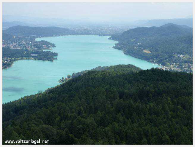 Vue panoramique sur le lac Woerth depuis la tour Pyramidenkogel, Carinthie.