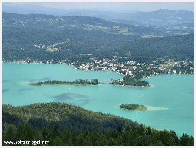 Vue panoramique sur le lac Woerth depuis la tour Pyramidenkogel, Carinthie.