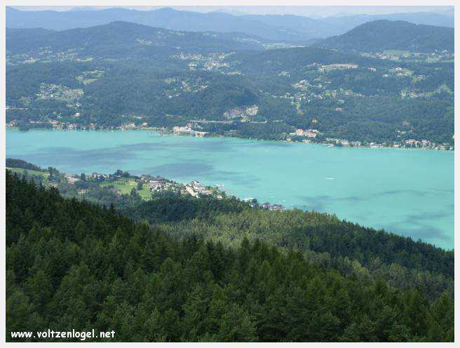 Vue panoramique sur le lac Woerth depuis la tour Pyramidenkogel, Carinthie.