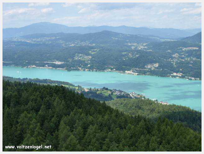 Vue panoramique sur le lac Woerth depuis la tour Pyramidenkogel, Carinthie.