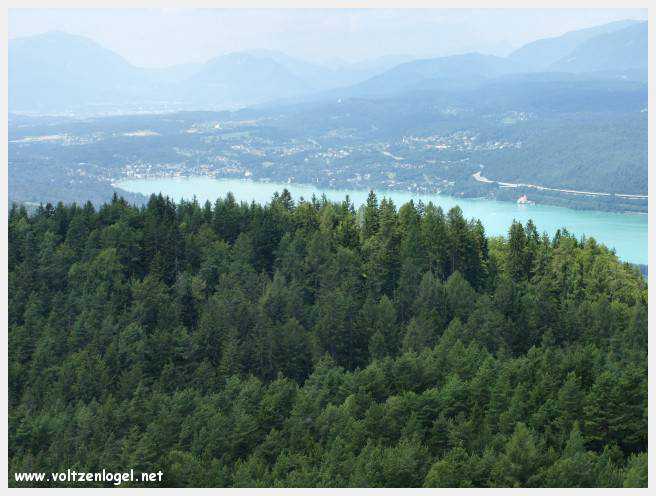 Vue panoramique sur le lac Woerth depuis la tour Pyramidenkogel, Carinthie.