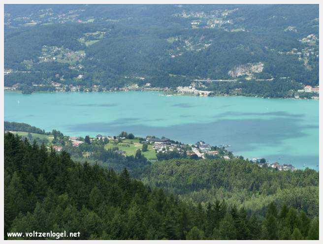 Vue panoramique sur le lac Woerth depuis la tour Pyramidenkogel, Carinthie.