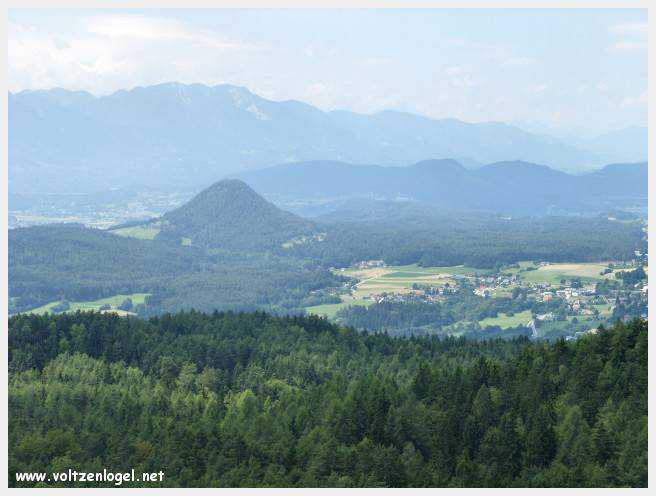 Vue panoramique sur le lac Woerth depuis la tour Pyramidenkogel, Carinthie.