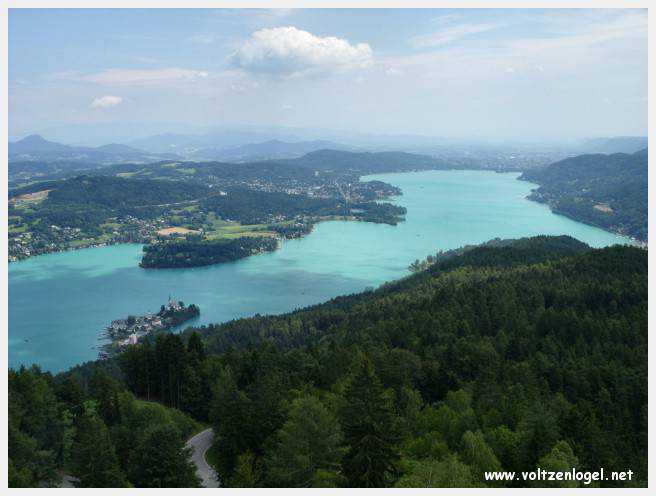 Vue panoramique sur le lac Woerth depuis la tour Pyramidenkogel, Carinthie.