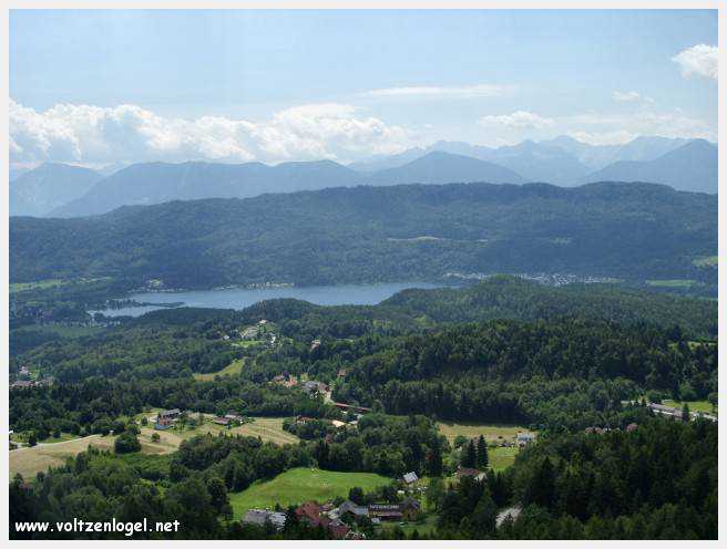 Vue panoramique sur le lac Woerth depuis la tour Pyramidenkogel, Carinthie.