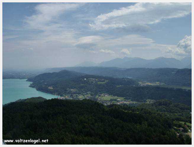 Vue panoramique sur le lac Woerth depuis la tour Pyramidenkogel, Carinthie.