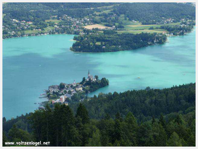 Vue panoramique sur le lac Woerth depuis la tour Pyramidenkogel, Carinthie.